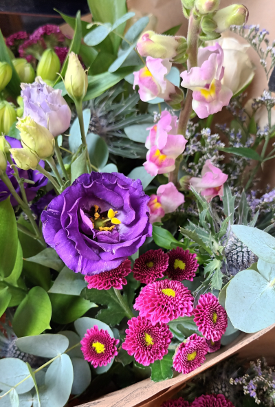Flower Subscription - Presented in a kraft paper wrap with a rafia tie you can order flowers to be delivered on Anglesey to a loved one - or yourself! - fortnightly or monthly. Each subscription is for 3 deliveries of beautiful, seasonal flowers and will be subject to a single delivery charge meaning you get two free deliveries.

Please order online and put the date you'd like your first delivery in the 'delivery information' box. 

This item requires 1 days notice to order.

(Please note this item is only available in our local delivery area. See our delivery page for more information).